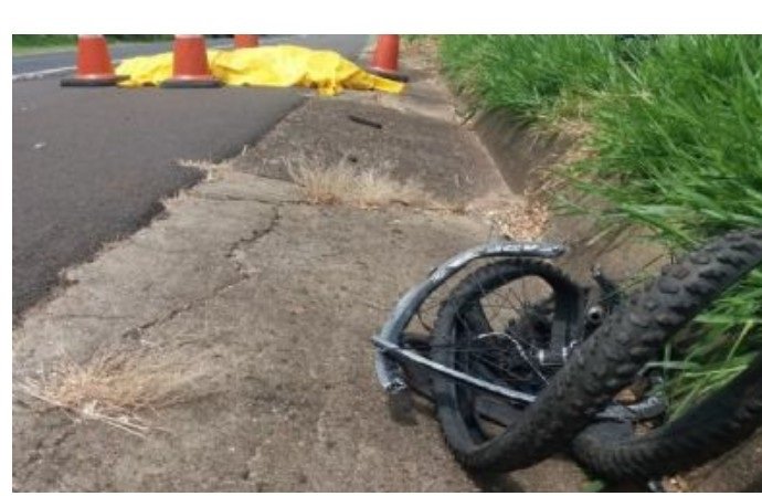 Ciclista de 63 anos morre em acidente com caminhonete Hilux