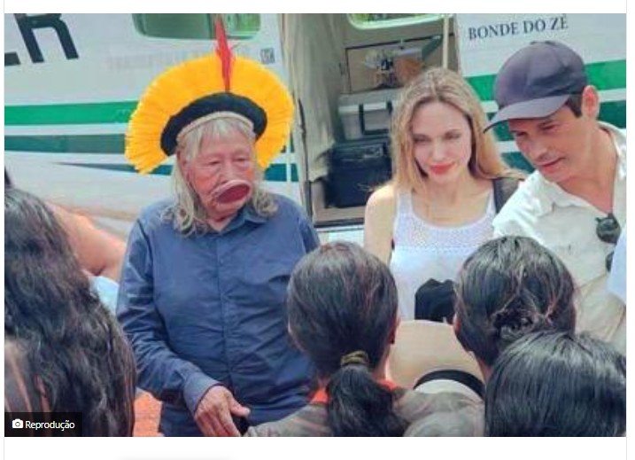 Atriz norte-americana Angelina Jolie visita aldeia onde reside cacique Raoni, em São José do Xingu – vídeo