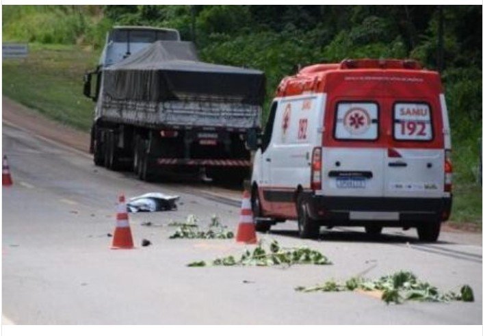 Motociclista tem braço decepado e morre após colidir em carreta