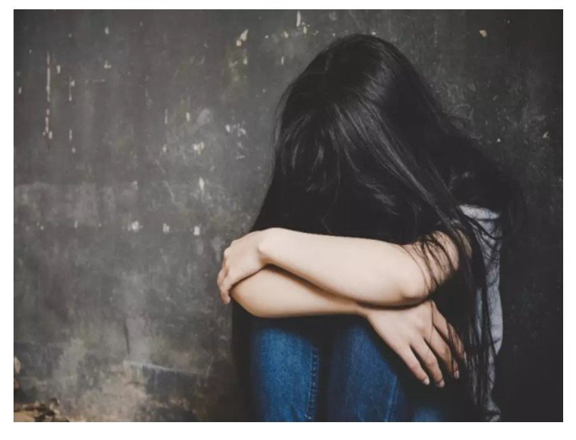 Menina, de 6 anos, colou partes íntimas para evitar ser abusada pelo pai.