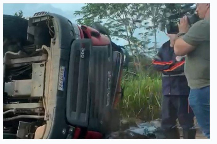 Motorista tem cabeça esmagada e morre após tombamento de carreta na BR-364 (Video)