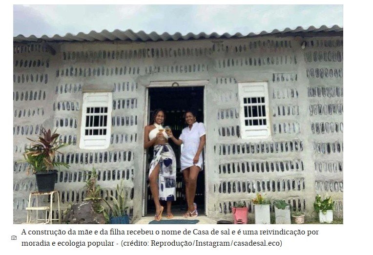 Mãe e filha constroem 1ª casa com garrafas de vidro na vertical do mundo