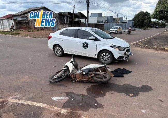 COLÍDER: Moça motociclista fica ferida ao chocar com veículo no centro da cidade. (Vídeo)