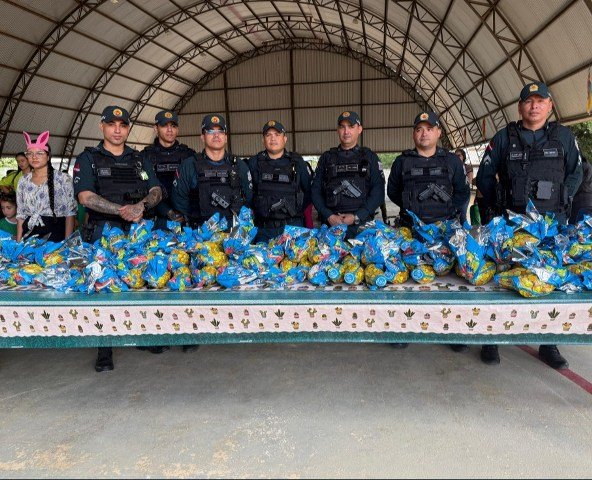 PMs da cidade de Castelo de Sonhos/PA distribuem ovos de chocolates para crianças. (Vídeo)