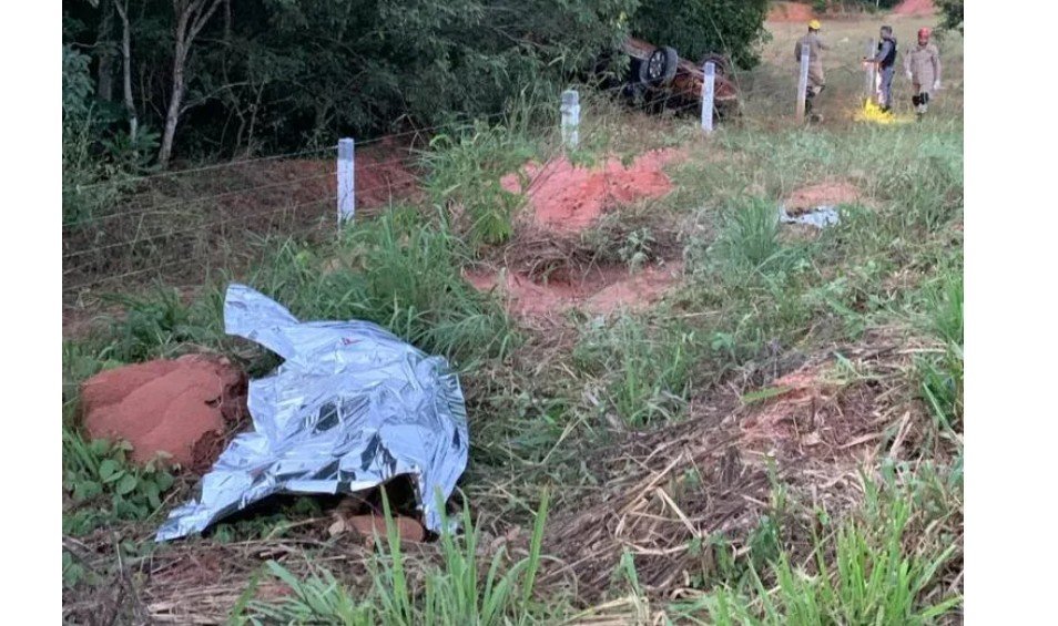 Vectra sai da pista e condutor morre ao capotar carro