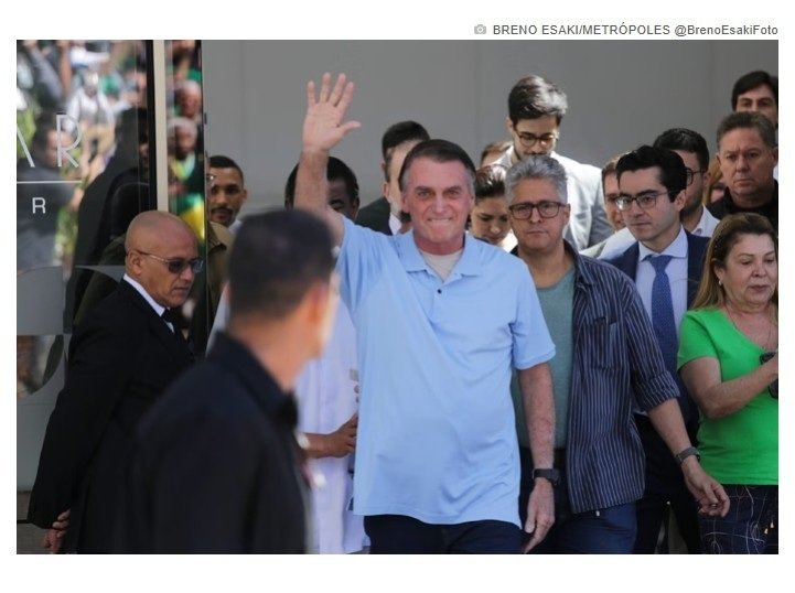 Bolsonaro recebe alta após 3 semanas e deixa hospital andando. Vídeo
