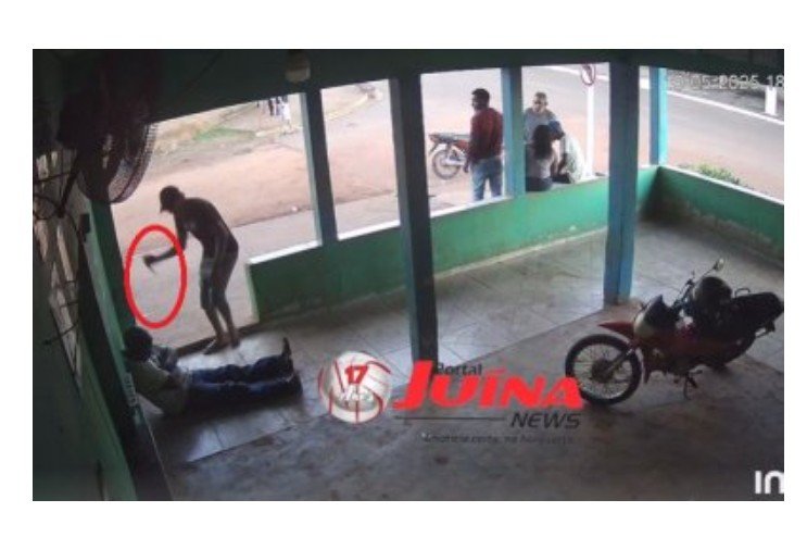 Vídeo flagra homem esfaqueando ex-padrasto deitado em bar