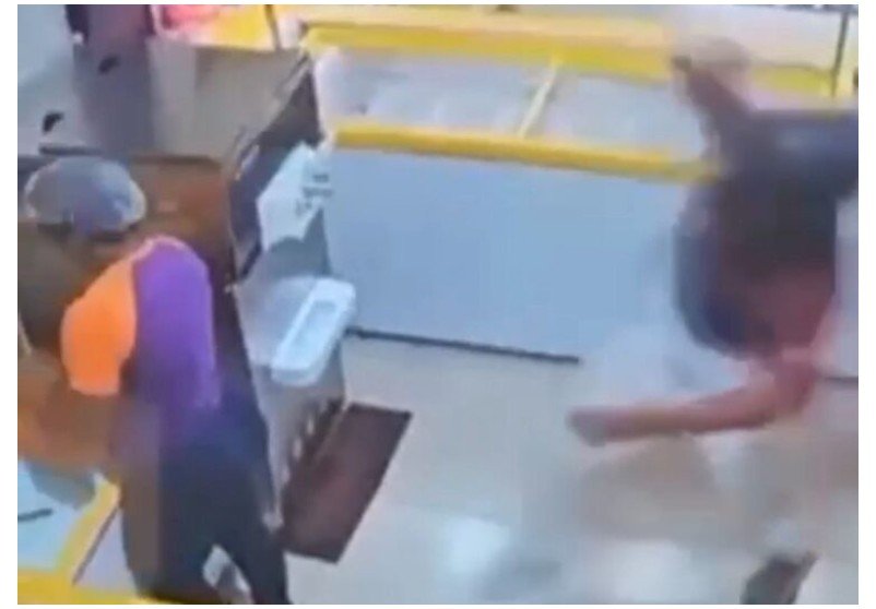 Veja momento que ex-companheira esfaqueia vítima e mata dentro de sorveteria em cidade de MT.