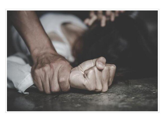 Idosa é arrastada para matagal e estuprada; homem fugiu em uma Biz