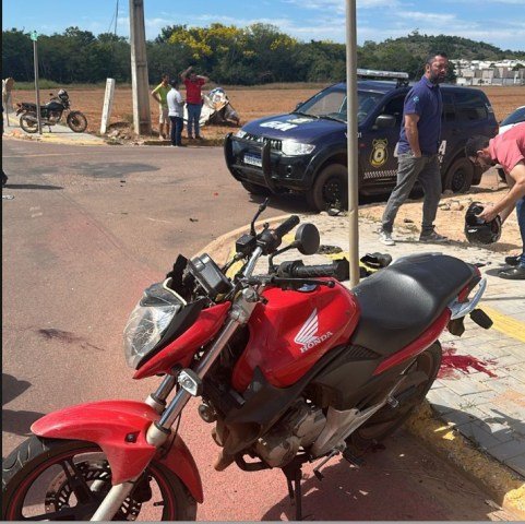 COLÍDER: Rapaz motociclista tem pé fraturado em acidente, e menor na direção acerta carro de aplicativo. (Video)