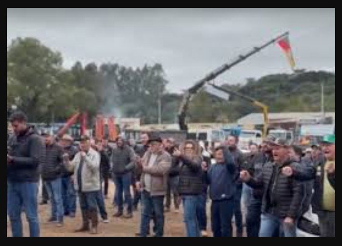 Produtores do RS rejeitam proposta do governo e protestos se espalham por 60 municípios