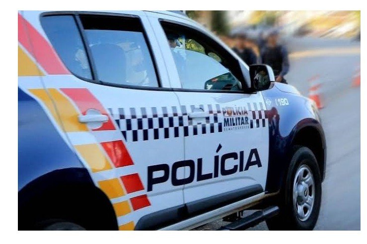 Mulher leva 'surra' de 'rival' em frente ao quartel da PM após denunciar perseguição