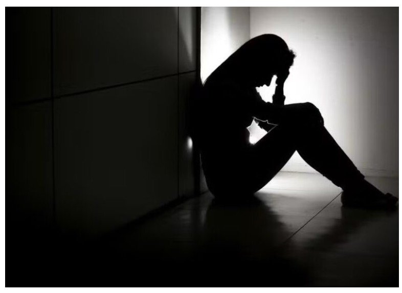 Jovem é 'arrastada' e estuprada por dois homens enquanto voltava para casa de madrugada