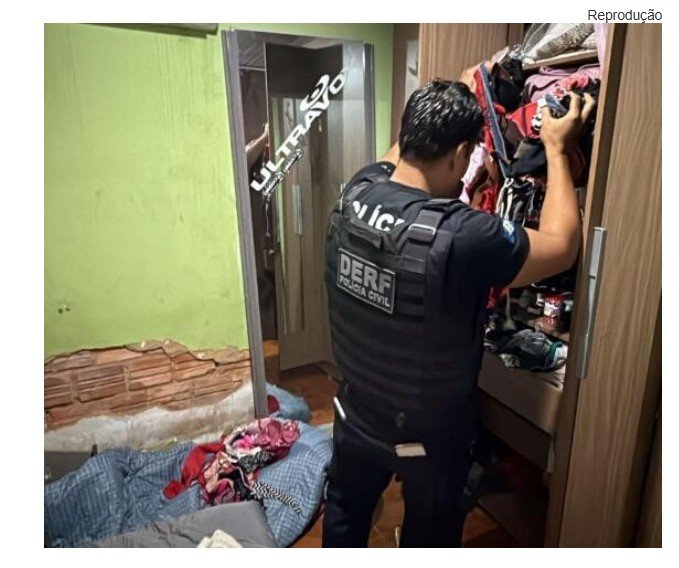 Casal usava loja para vender armas para facção e trocava WhatsApp com chefão do crime