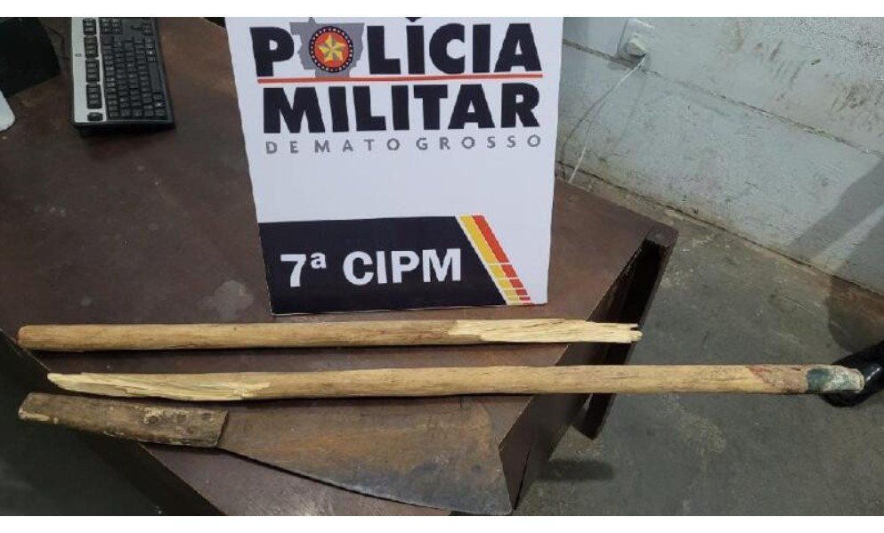 Cachaceiro tenta matar jovem com golpes de fação dentro de casa no interior de MT