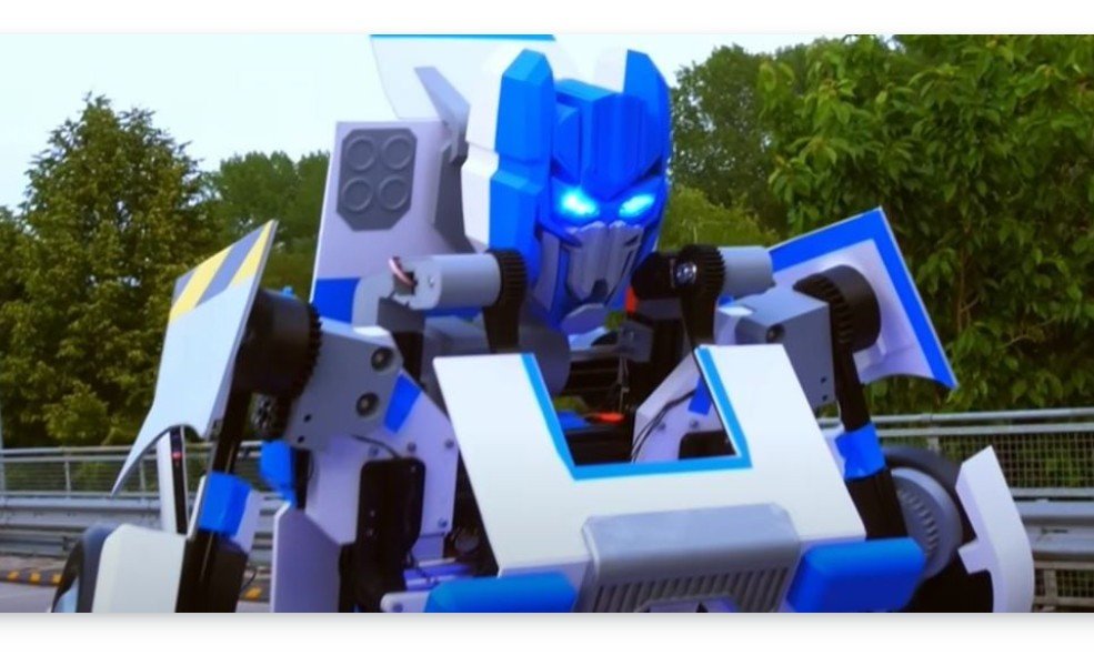 Inventor cria robô inspirado em Transformers que realmente se transforma e pode ser pilotado