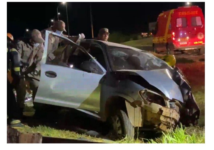 Motorista tenta fugir da PM durante Lei Seca, bate carro na BR-163, capota, quebras as pernas e é socorrido em estado grave;