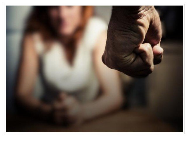 Homem é preso após arrombar porta do quarto e agredir companheira com tapa