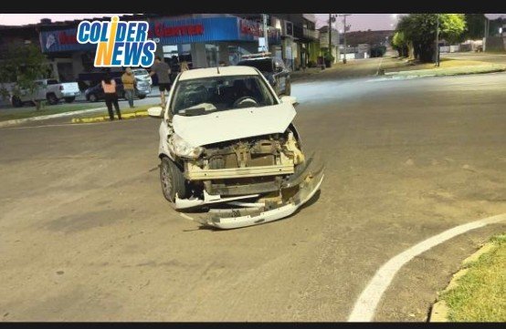 COLÍDER: Acidente entre Rampage e Ford KA no centro de colider deixa frente do carro detonado. (Vídeo)