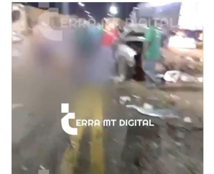 Acidente entre três veículos na BR-163 em Sinop pode ter deixado dois mortos; seis pessoas estão feridas, entre elas uma criança em estado grave