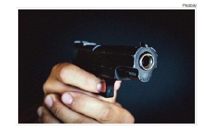 Homem assedia mulher, leva 'não' e atira contra veículo com servidora da ALMT