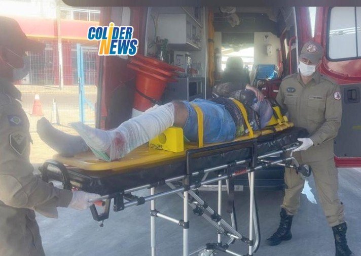 COLÍDER: Motociclista entregador de aplicativo sofre fratura na perna em acidente na rotatória. (Vídeo)