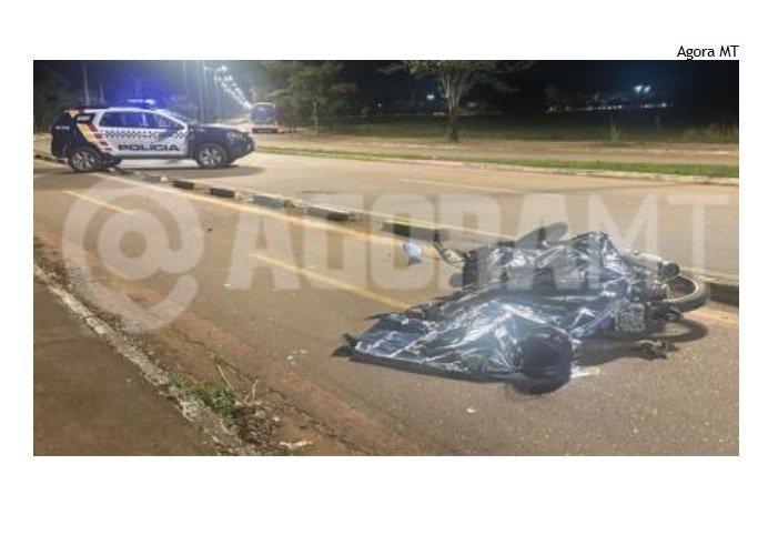 Motociclista morre após colidir contra meio fio e sofrer queda