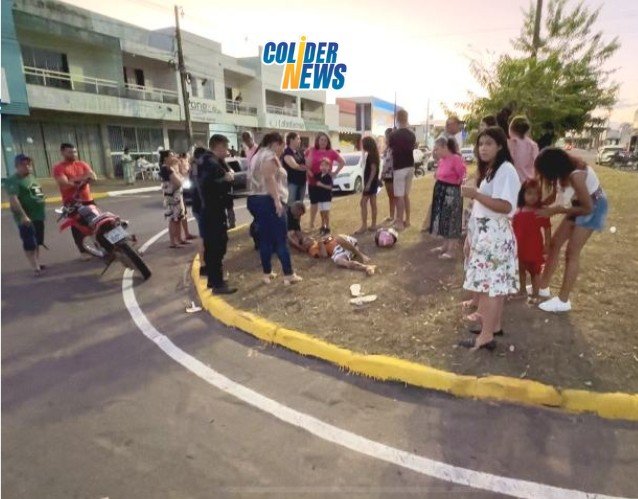 COLÍDER: Motociclista sem CNH tem perna fraturada exposta em acidente com carro de aplicativo no centro da cidade. (Vídeo)