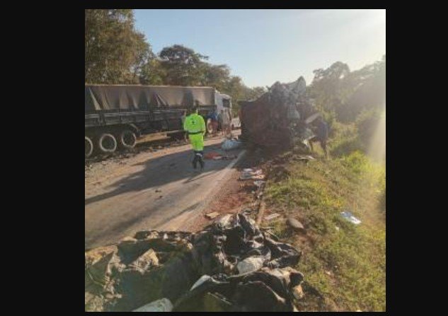 Batida entre van e carreta mata uma pessoa na BR-364
