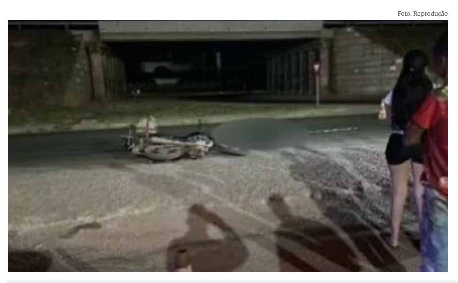 Adolescente morre após bater moto em pedestre, cair e ser atropelado por carreta