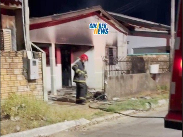 COLÍDER: Casa e toda consumida por chamas no bairro Teles Pires. (Vídeo)