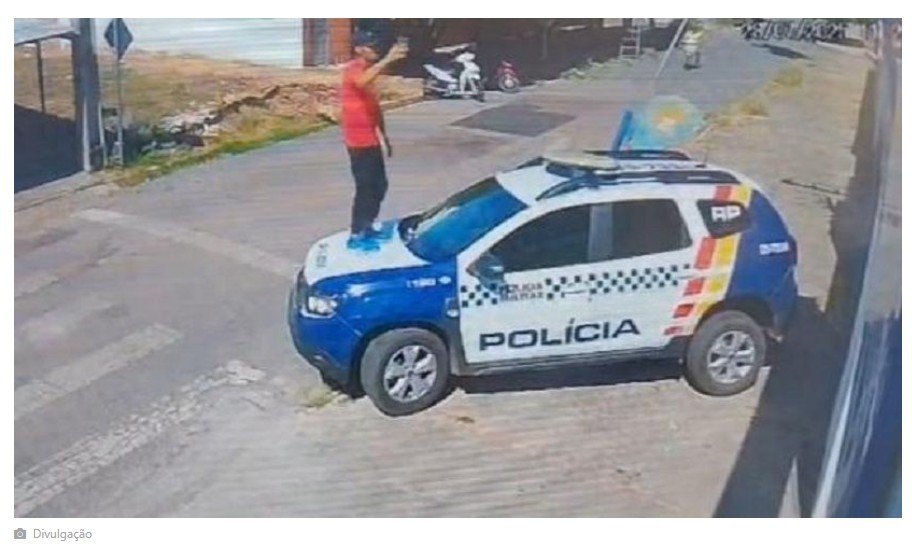 PM prende homem que subiu em viatura para gravar vídeos de apologia ao crime