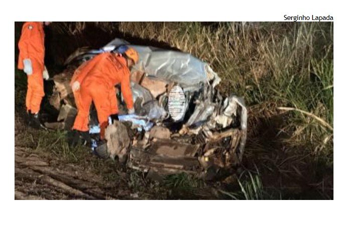 Casal morre preso as ferragens em batida entre veículo de passeio e carreta em BR