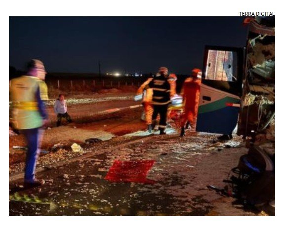 Veja os vídeos - Grave acidente entre ônibus e carreta deixa 11 mortos e vários feridos