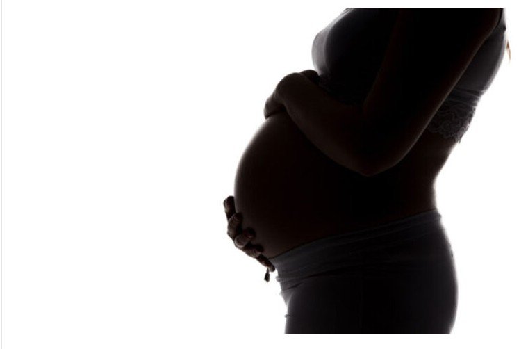 Homem é preso suspeito de chutar barriga de esposa grávida de 8 meses