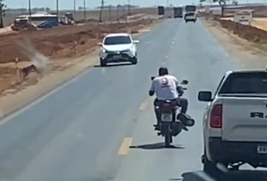 Vídeo mostra motociclista sem capacete fazendo manobras perigosas antes de morrer em batida na BR-163