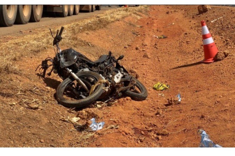 Motociclista morre após bater em carreta no interior de MT; polícia investiga