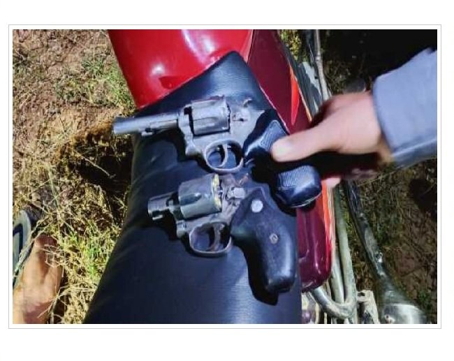 Suspeitos de facção criminosa são baleados e presos pela PM, após tentarem invadir casa de desafeto