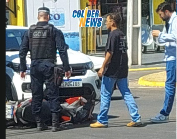COLÍDER: Motociclista e colhida por veiculo no centro da cidade. (Vídeo)
