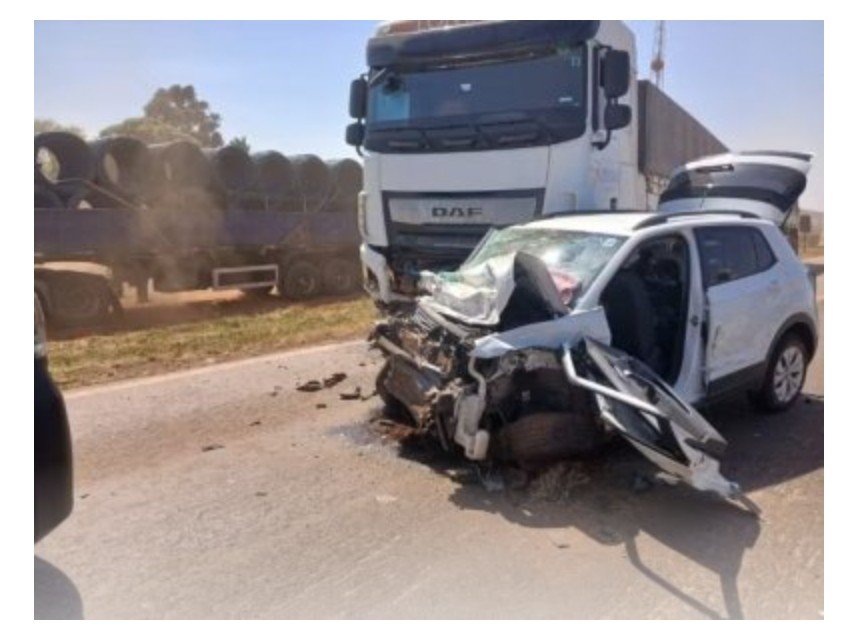 Motorista de carro morre em acidente com duas carretas