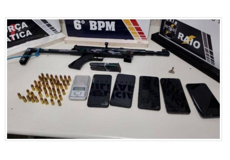 PM apreende submetralhadora e prende integrantes de facção criminosa