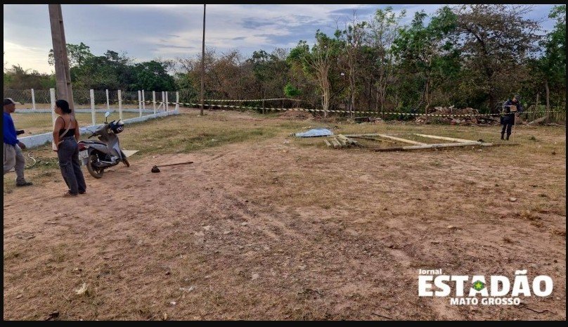 Padrasto e enteado são executados a tiros em plena luz do dia
