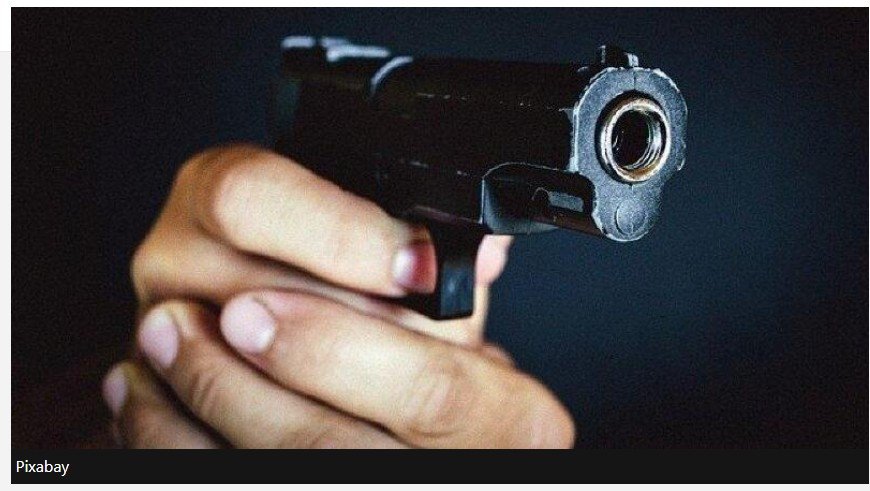 Jovem é morto a tiros em MT e mãe espera ao lado do corpo