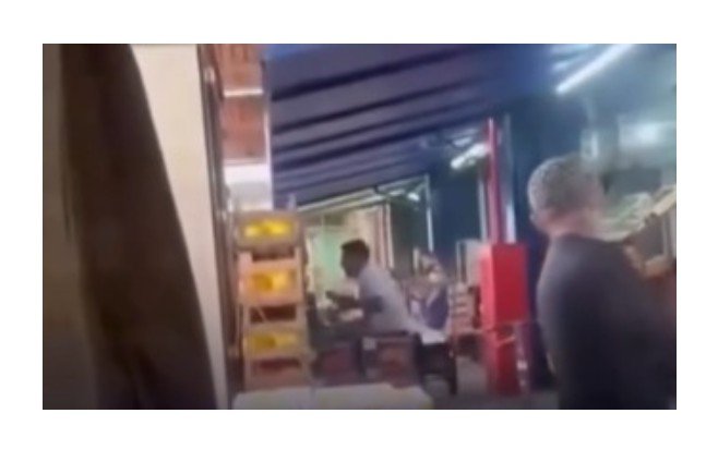 Homem flagra mensagens suspeitas do primo para sua esposa e parte para agressão; veja o vídeo