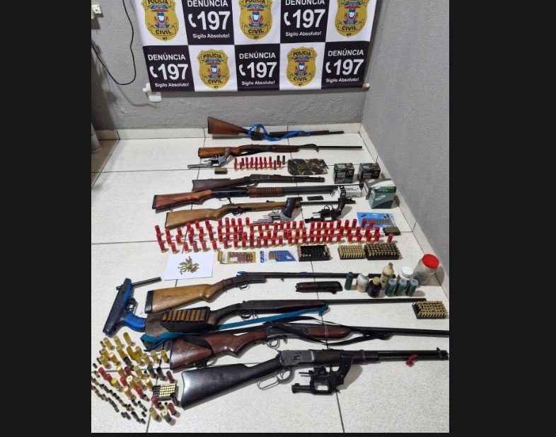 Trio acusado de assassinato é preso com arsenal em sítio