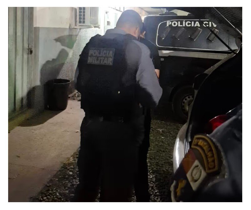 Professor é preso em cidad de MT após pedir beijo a aluna menor de idade em sala de aula