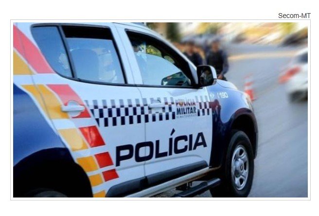 Motociclista é flagrado pela PM dirigindo na contramão com veículo irregular há mais de 20 anos