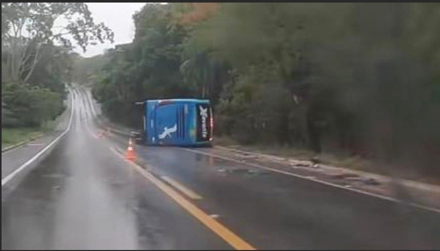 Ônibus que saiu de MT capota e deixa 3 mortos e 34 feridos em GO