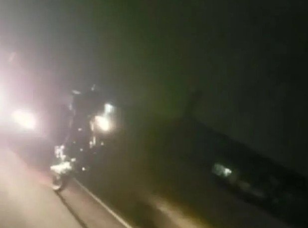 Menor na direção empinando colide moto com viatura da PM de Colíder.