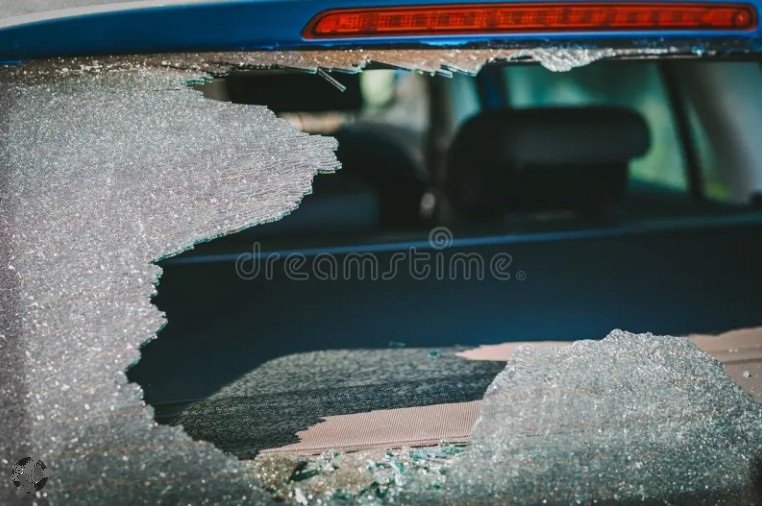 Homem em Colíder tem carro danificado à pedradas pela ex-mulher.